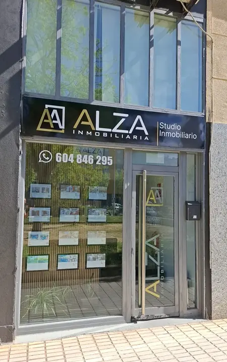 Escaparate de la inmobiliaria Alza en Zamora