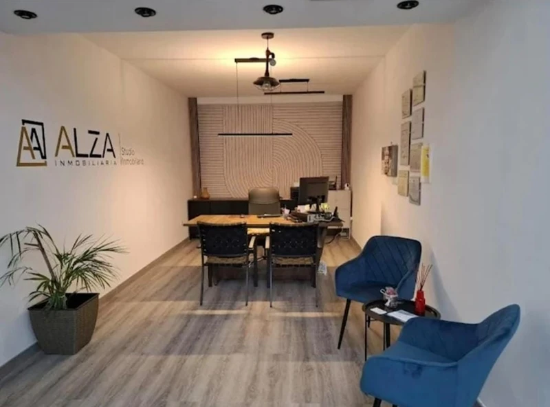 Interior de la inmobiliaria Alza en Zamora
